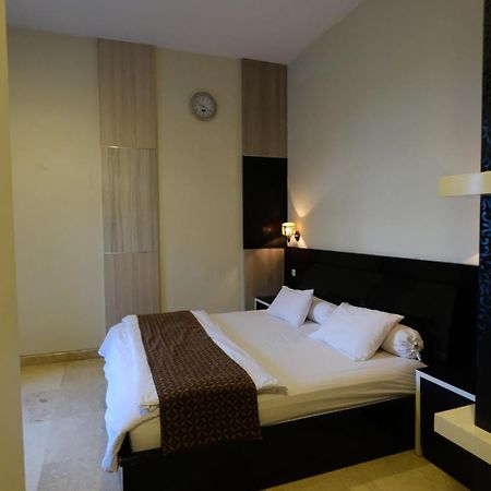 Griya Desa Hotel & Pool 斯勒曼 外观 照片