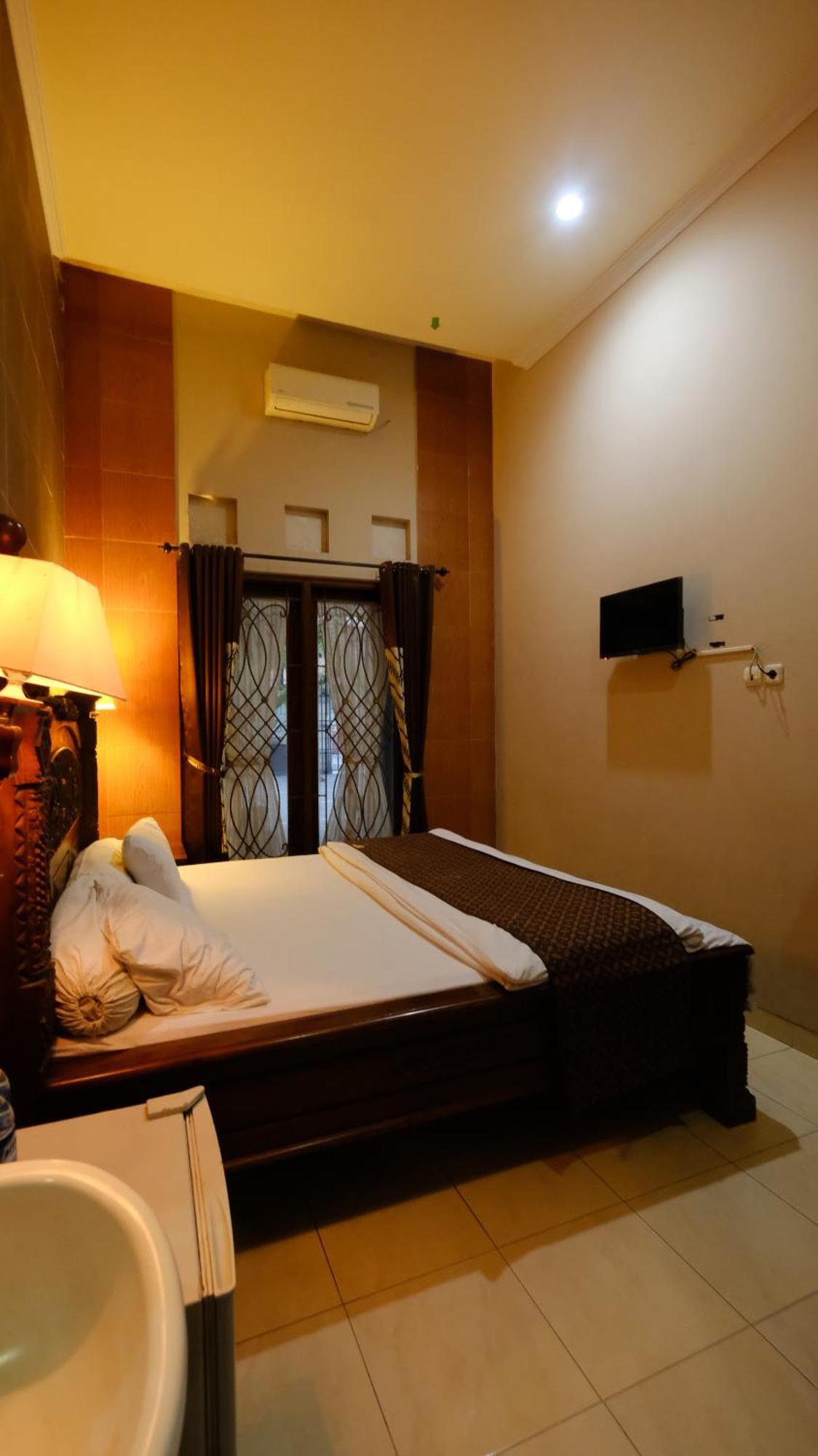 Griya Desa Hotel & Pool 斯勒曼 外观 照片
