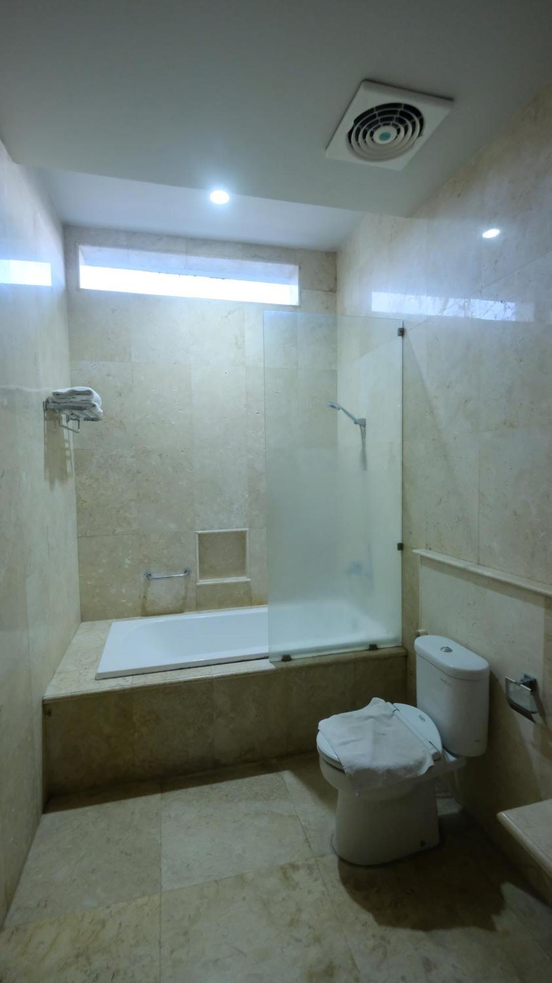 Griya Desa Hotel & Pool 斯勒曼 外观 照片