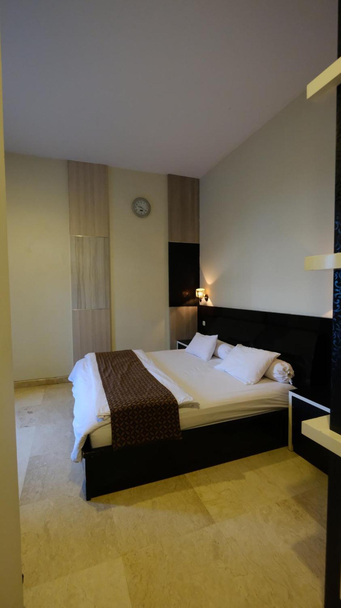 Griya Desa Hotel & Pool 斯勒曼 外观 照片