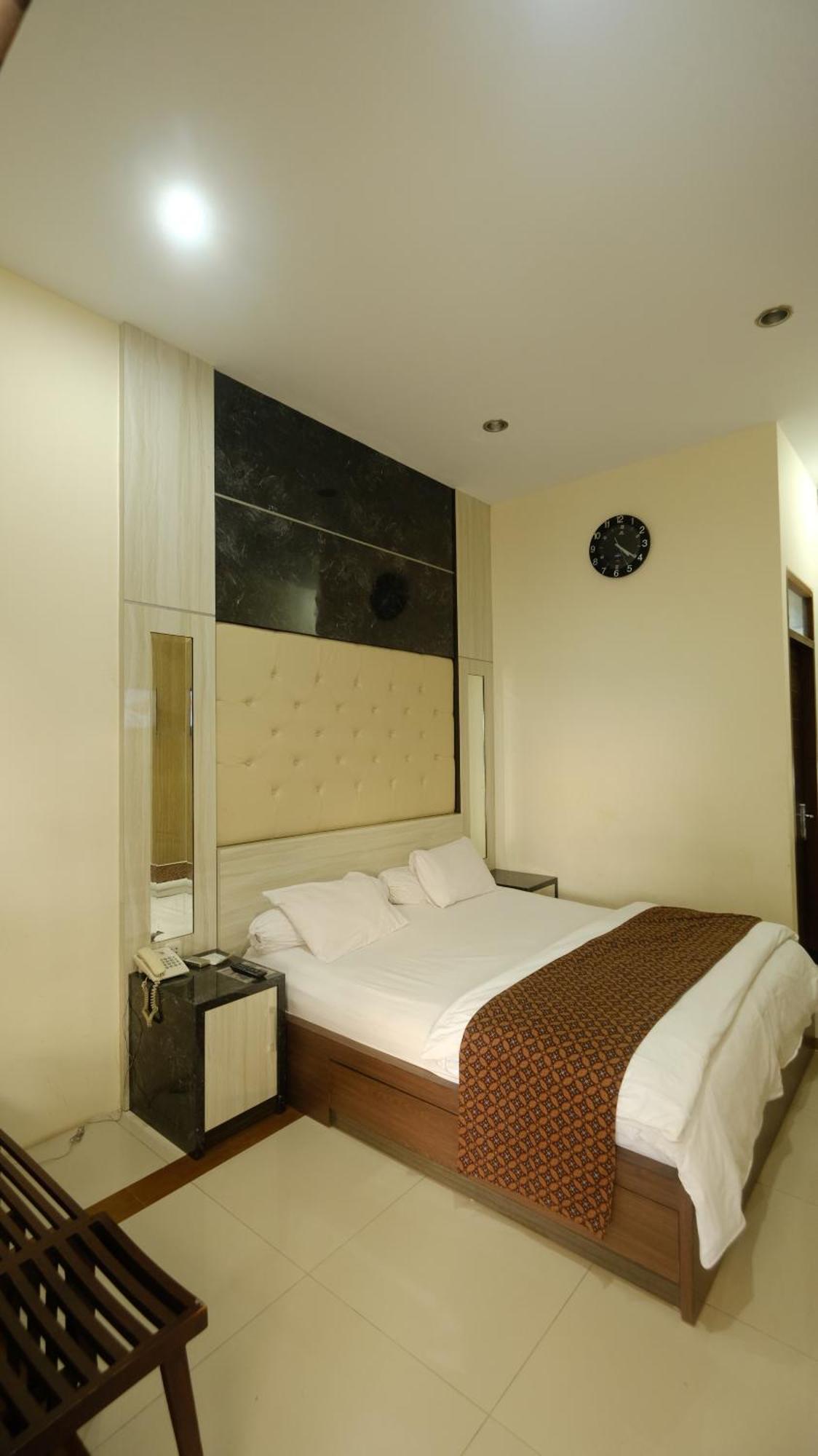 Griya Desa Hotel & Pool 斯勒曼 外观 照片