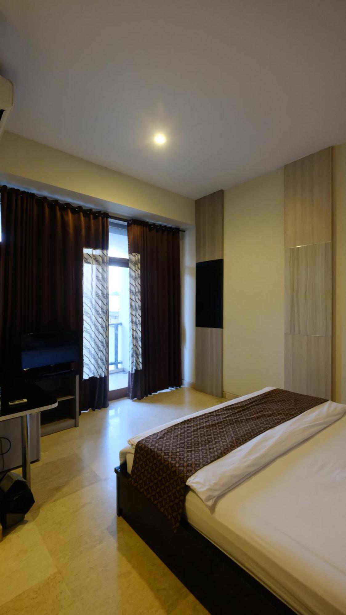 Griya Desa Hotel & Pool 斯勒曼 外观 照片